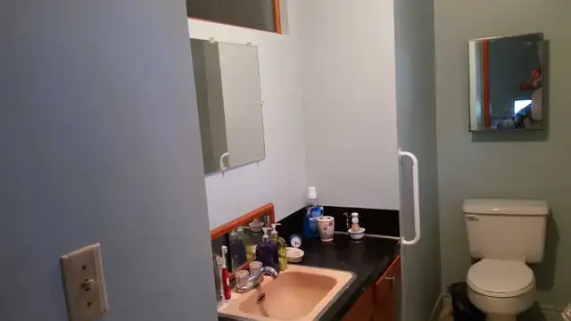 Large Furnished Master Bedroom  – Walk to University – - Photo 5