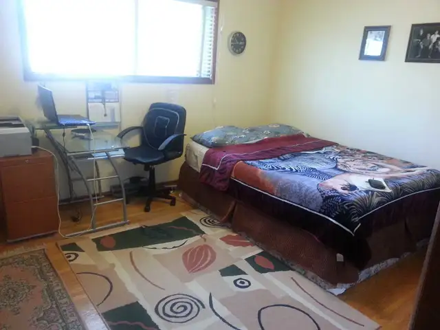 Large Furnished Master Bedroom  – Walk to University – - Photo 6