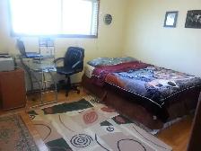 Large Furnished Master Bedroom  – Walk to University – - Photo 6