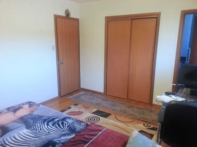 Large Furnished Master Bedroom  – Walk to University – - Photo 8