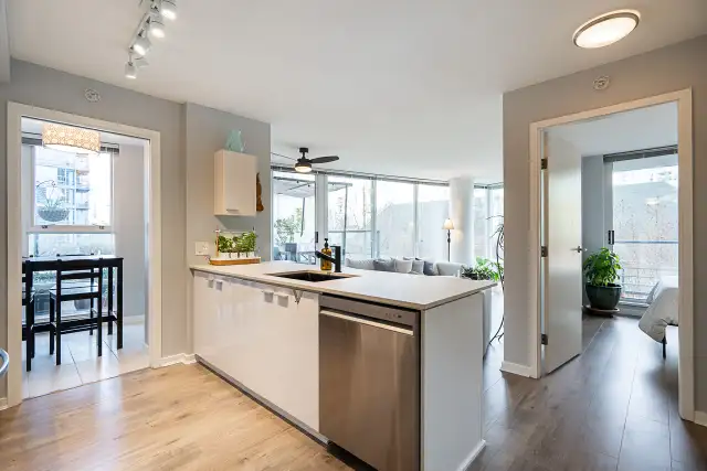 2 Bed Condo in Yaletown – Large Patio   Parking – $969K