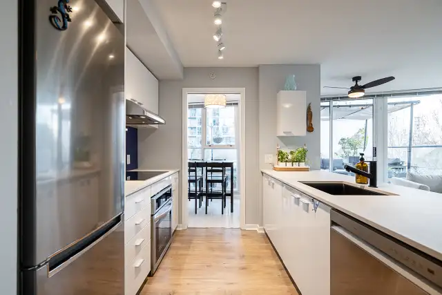 2 Bed Condo in Yaletown – Large Patio   Parking – $969K - Photo 2