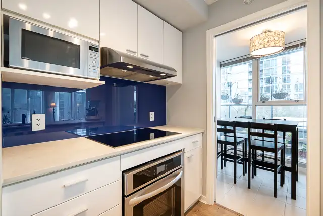 2 Bed Condo in Yaletown – Large Patio   Parking – $969K - Photo 3