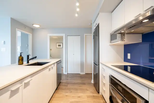 2 Bed Condo in Yaletown – Large Patio   Parking – $969K - Photo 4