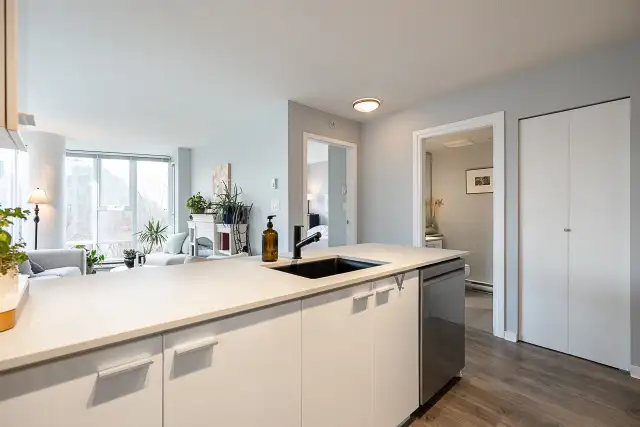 2 Bed Condo in Yaletown – Large Patio   Parking – $969K - Photo 5