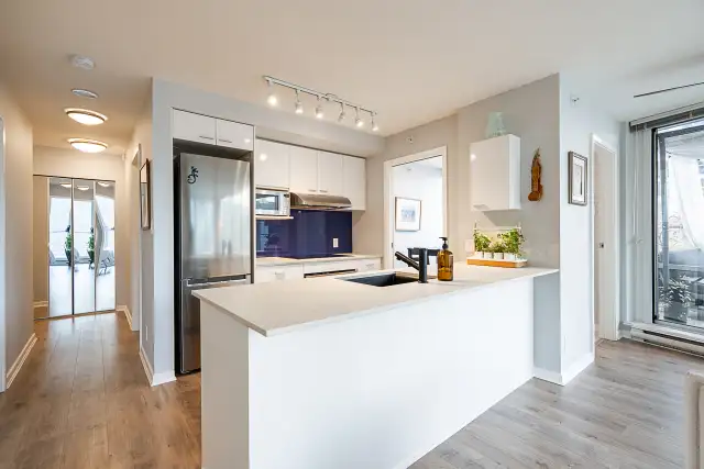 2 Bed Condo in Yaletown – Large Patio   Parking – $969K - Photo 6