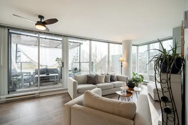 2 Bed Condo in Yaletown – Large Patio   Parking – $969K - Photo 7