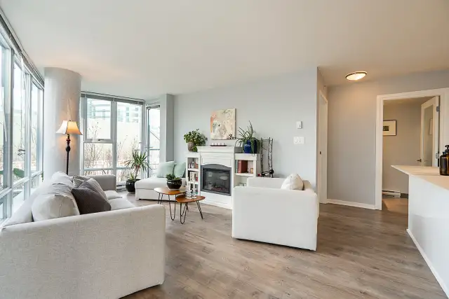 2 Bed Condo in Yaletown – Large Patio   Parking – $969K - Photo 8