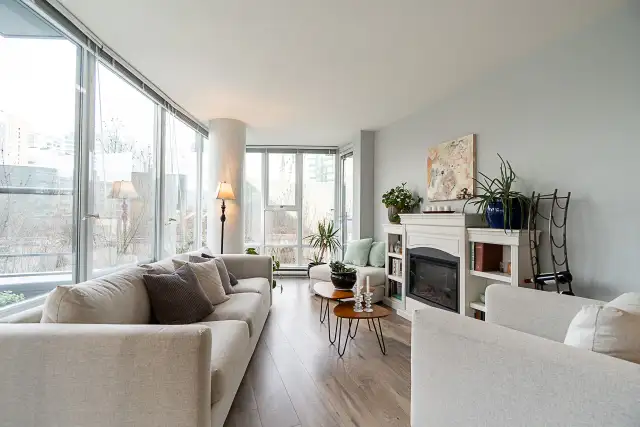 2 Bed Condo in Yaletown – Large Patio   Parking – $969K - Photo 9