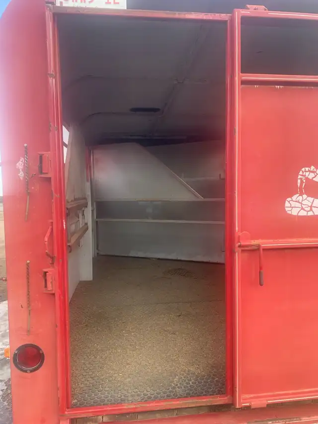 Truck and horse trailer combo - Photo 6