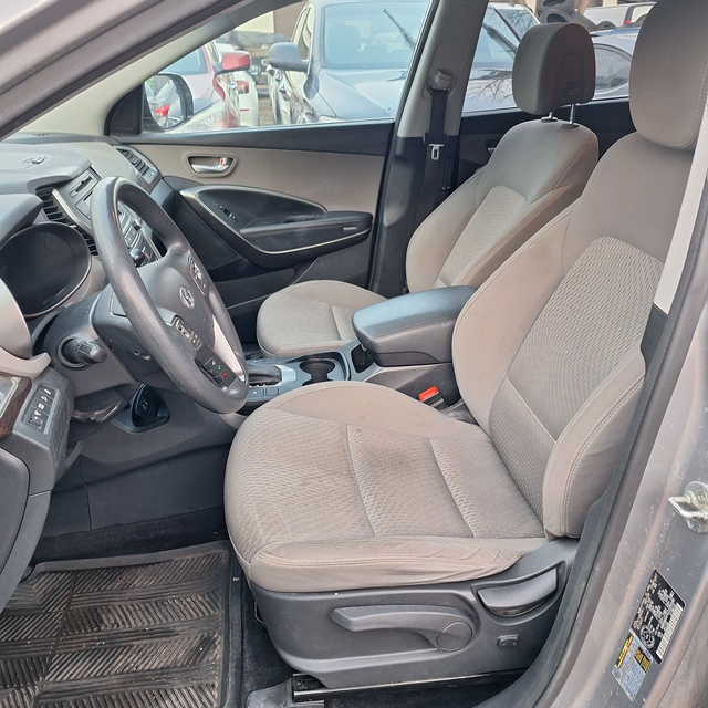 2018 Hyundai Santa Fe XL 7 seats 3.3l 6cyl, drives and feels ver - Photo 11