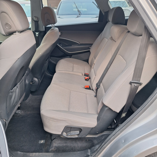 2018 Hyundai Santa Fe XL 7 seats 3.3l 6cyl, drives and feels ver - Photo 12