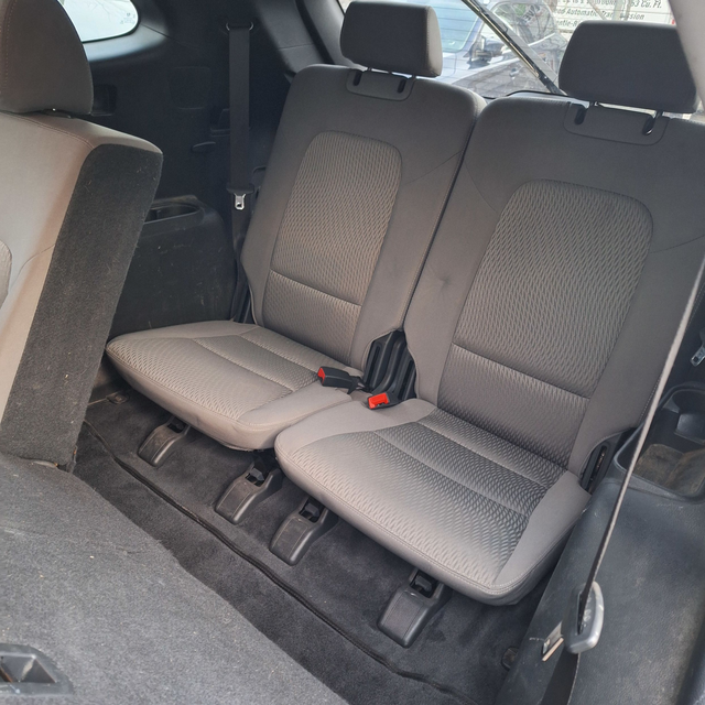 2018 Hyundai Santa Fe XL 7 seats 3.3l 6cyl, drives and feels ver - Photo 13