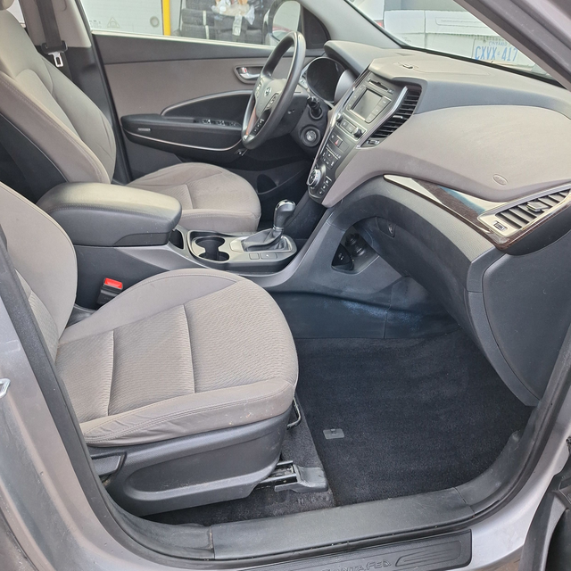 2018 Hyundai Santa Fe XL 7 seats 3.3l 6cyl, drives and feels ver - Photo 14
