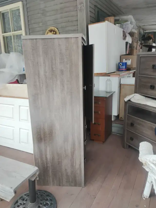 Ensemble de chambre à coucher: lit, armoire(x2) et commode