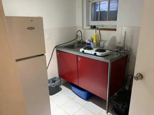 Private bachelor basement apartment available - Photo 2