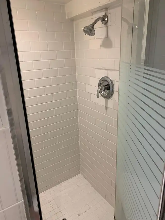 Private bachelor basement apartment available - Photo 3