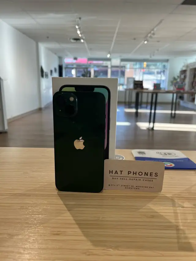 iPhone 13 - HAT PHONES