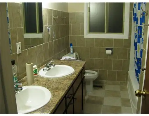 Room for rent in quiet triplex. Close to bus route, plaza