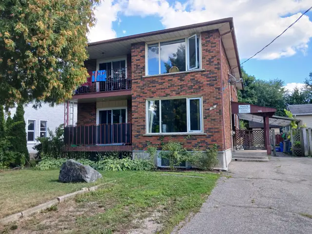 Room for rent in quiet triplex. Close to bus route, plaza - Photo 4