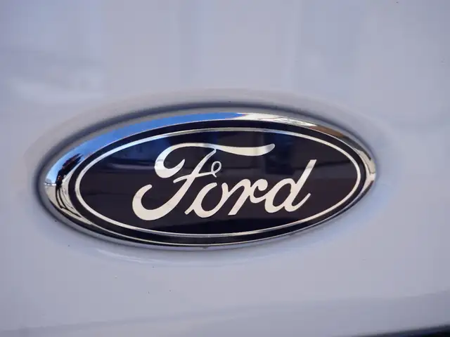 2024 Ford Transit Passenger Wagon T-350 148 Med Roof XL AWD - LO - Photo 65