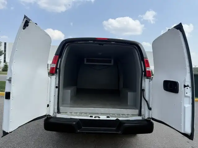 2020 Chevrolet Express - Photo 4