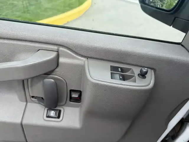 2020 Chevrolet Express - Photo 6
