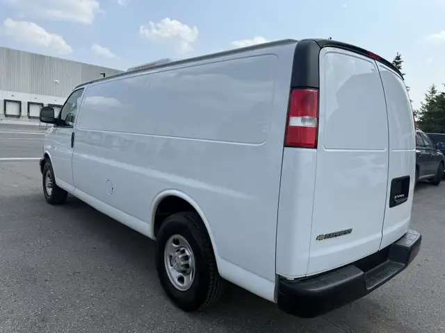 2020 Chevrolet Express - Photo 18