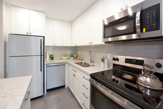 Premium 2-bedroom Apt Rental in the Heart of Downtown Oakville - Photo 3