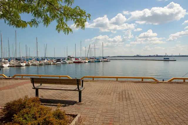 Premium, Waterfront 1-Bedroom   Den for Rent in Burlington! - Photo 17