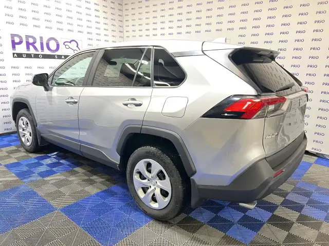 2025 Toyota RAV4 - Photo 3