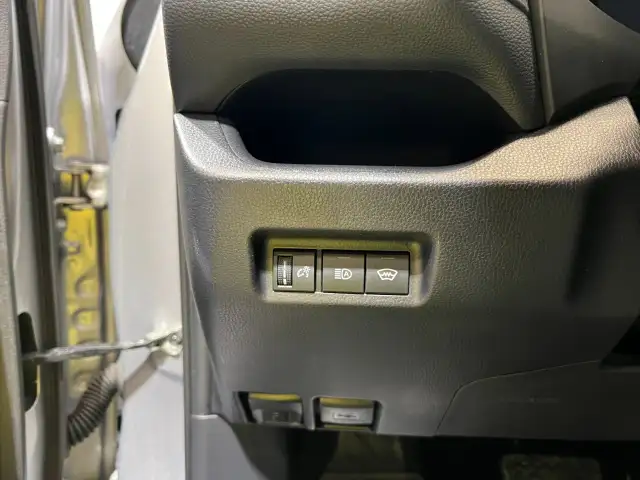 2025 Toyota RAV4 - Photo 9