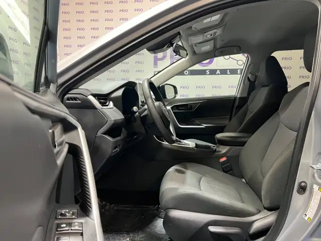 2025 Toyota RAV4 - Photo 11