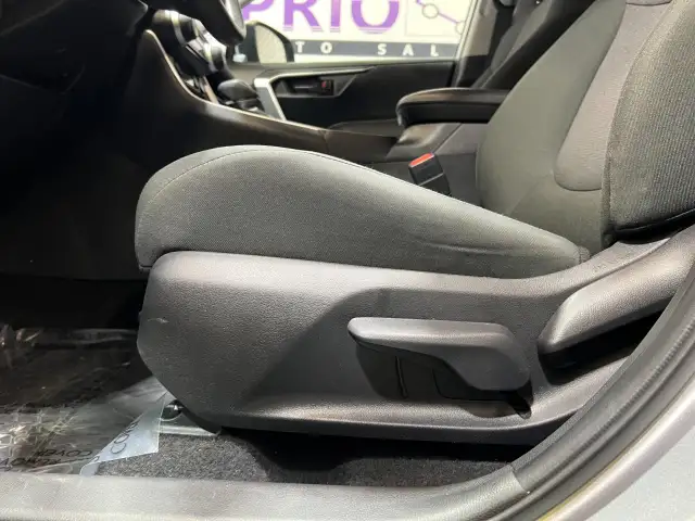 2025 Toyota RAV4 - Photo 12