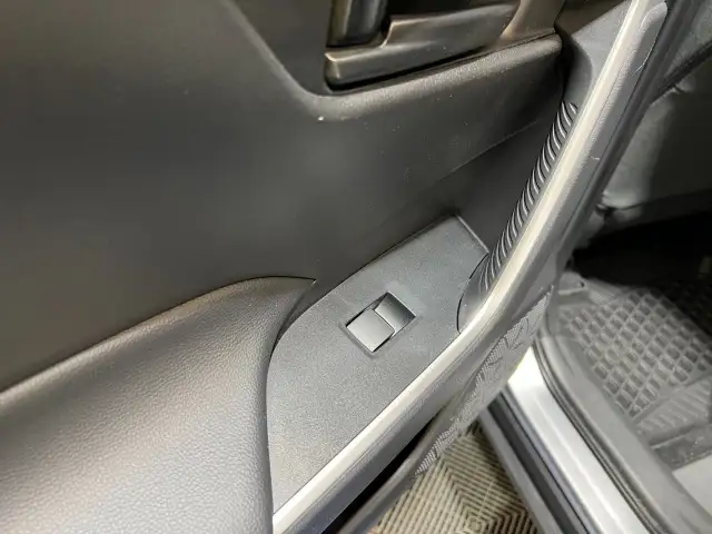 2025 Toyota RAV4 - Photo 14