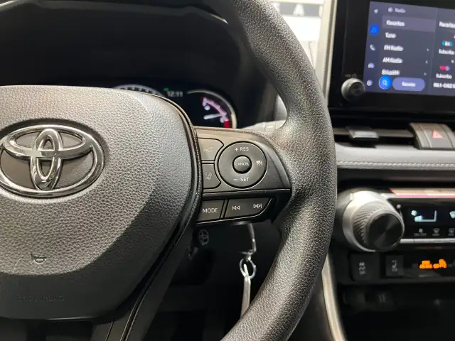 2025 Toyota RAV4 - Photo 20