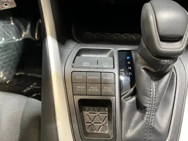 2025 Toyota RAV4 - Photo 25