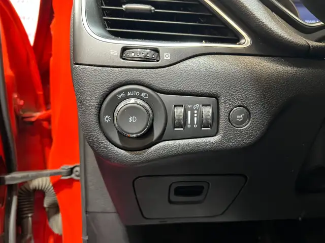 2021 Jeep Cherokee - Photo 12