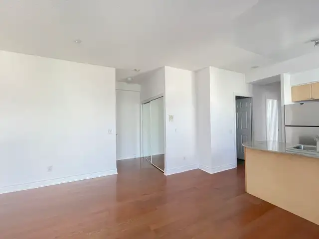 COLLEGE PARK: 2 Bedroom Corner Condo For Rent Downtown Toronto - Photo 4