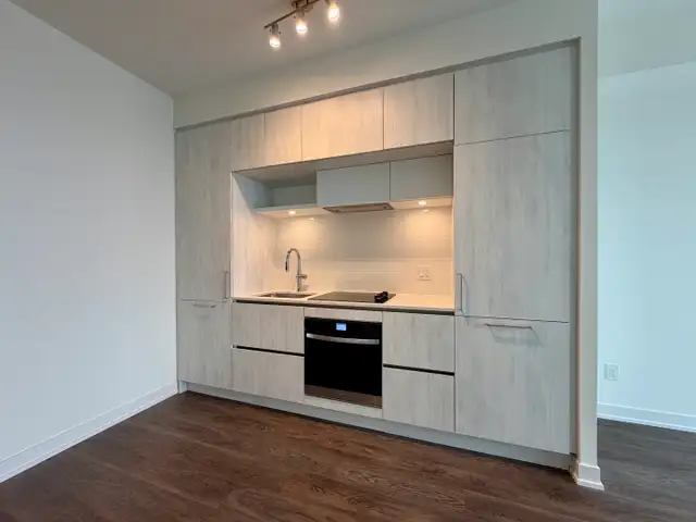 NEXT2: Large 1 Bedroom Den Condo For Rent in Richmond Hill - Photo 3