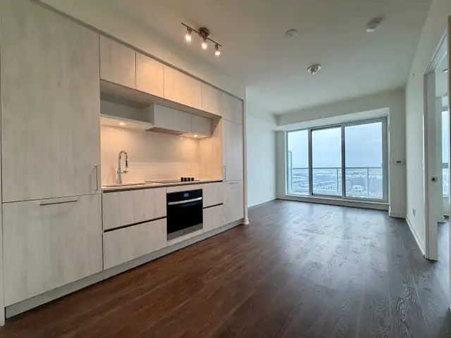 NEXT2: Large 1 Bedroom Den Condo For Rent in Richmond Hill - Photo 4