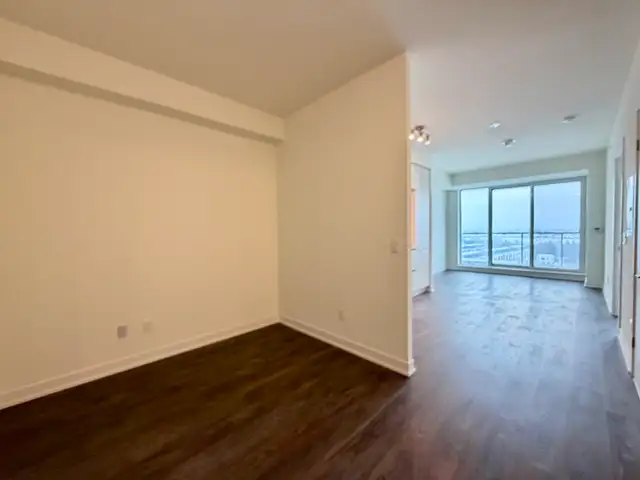 NEXT2: Large 1 Bedroom Den Condo For Rent in Richmond Hill - Photo 11