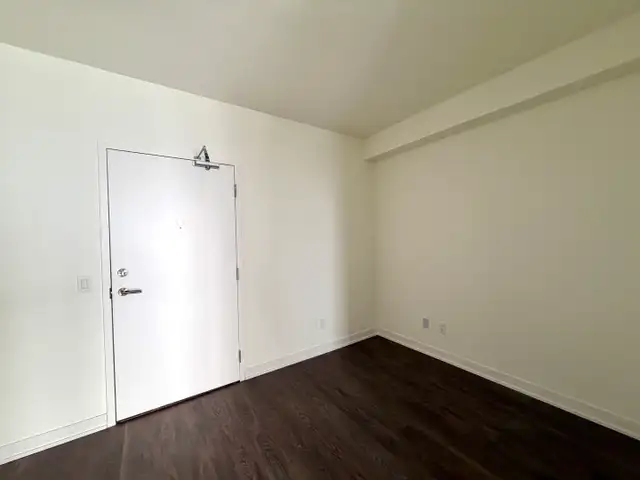 NEXT2: Large 1 Bedroom Den Condo For Rent in Richmond Hill - Photo 13