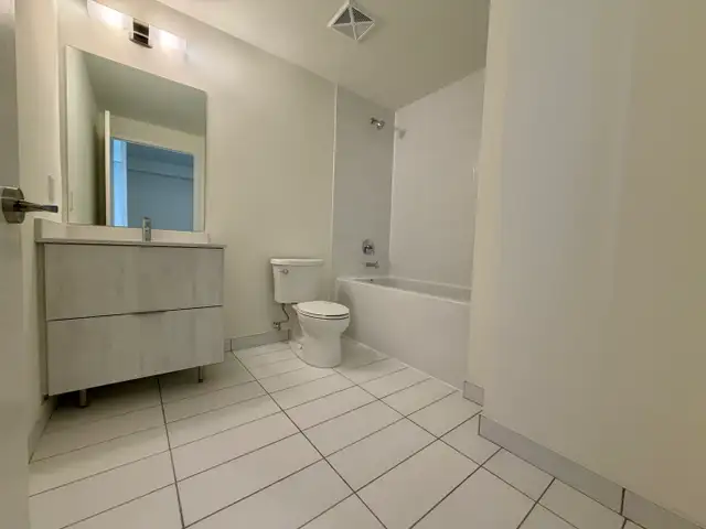 NEXT2: Large 1 Bedroom Den Condo For Rent in Richmond Hill - Photo 15