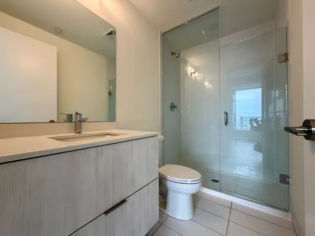 NEXT2: Large 1 Bedroom Den Condo For Rent in Richmond Hill - Photo 16