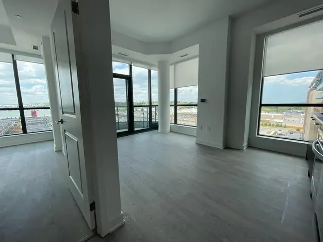 VAUGHAN: Bright 2 Bedroom/2 Bath Corner Condo For Rent Toronto - Photo 4