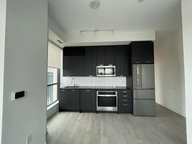 VAUGHAN: Bright 2 Bedroom/2 Bath Corner Condo For Rent Toronto - Photo 5