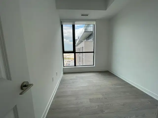 VAUGHAN: Bright 2 Bedroom/2 Bath Corner Condo For Rent Toronto - Photo 8