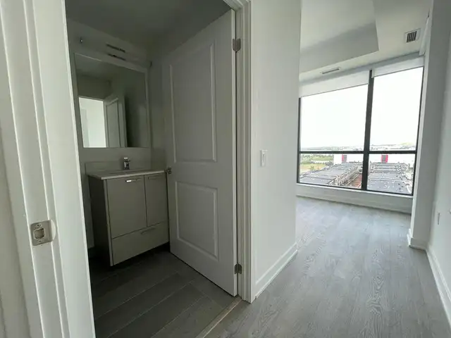 VAUGHAN: Bright 2 Bedroom/2 Bath Corner Condo For Rent Toronto - Photo 9