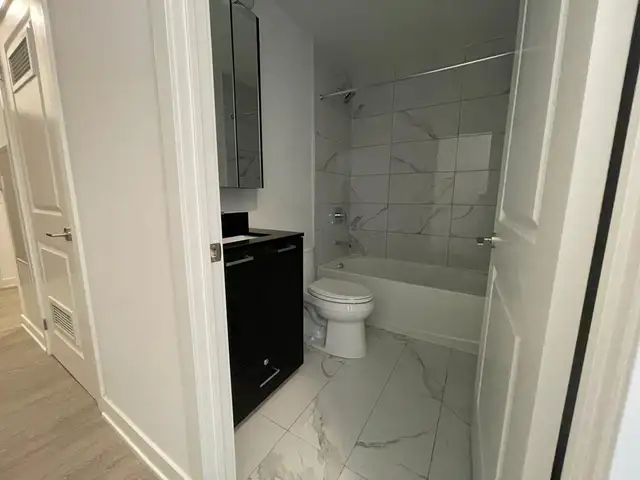 VAUGHAN: Bright 2 Bedroom/2 Bath Corner Condo For Rent Toronto - Photo 10